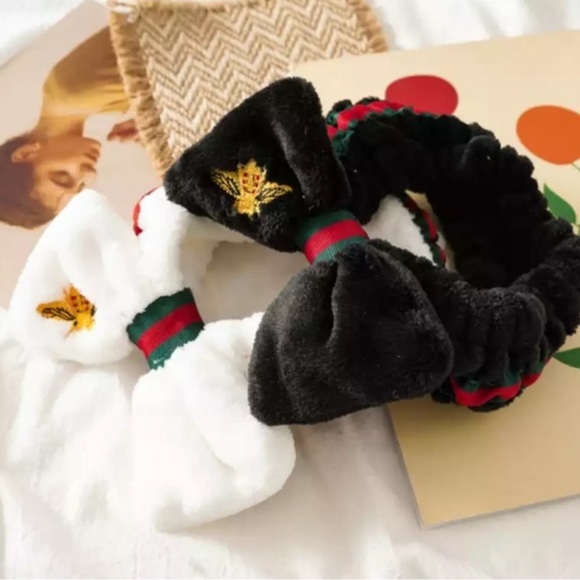 NEW (1) BLACK “BEE” Boutique Brand Hair Turban Makeup Fuzzy Bee Embroided Wrap main image 4